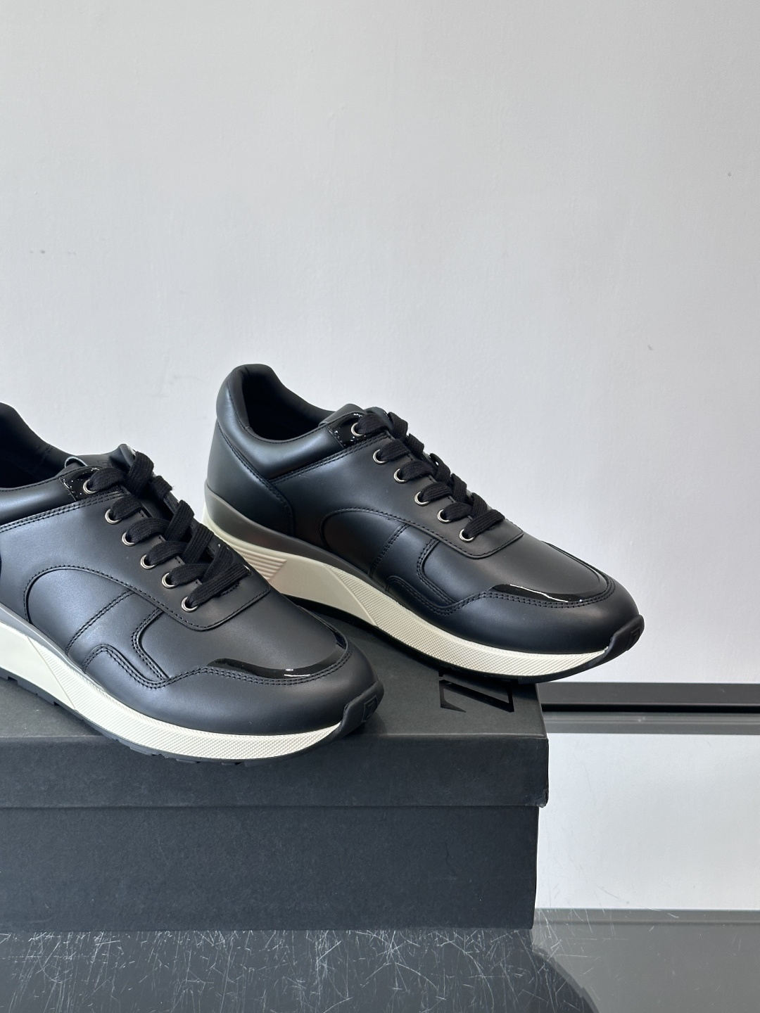 ZEGNA 男士休闲运动鞋，选用优质牛皮，经典缝线，低调又有质感子。厚底设计，穿着舒适还能悄悄增高，通勤