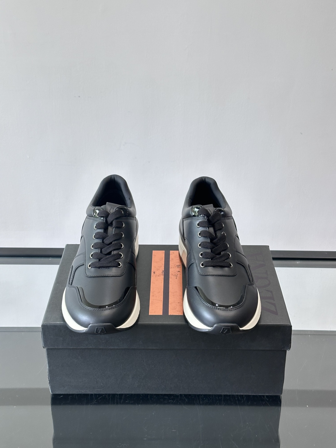 ZEGNA 男士休闲运动鞋，选用优质牛皮，经典缝线，低调又有质感子。厚底设计，穿着舒适还能悄悄增高，通勤