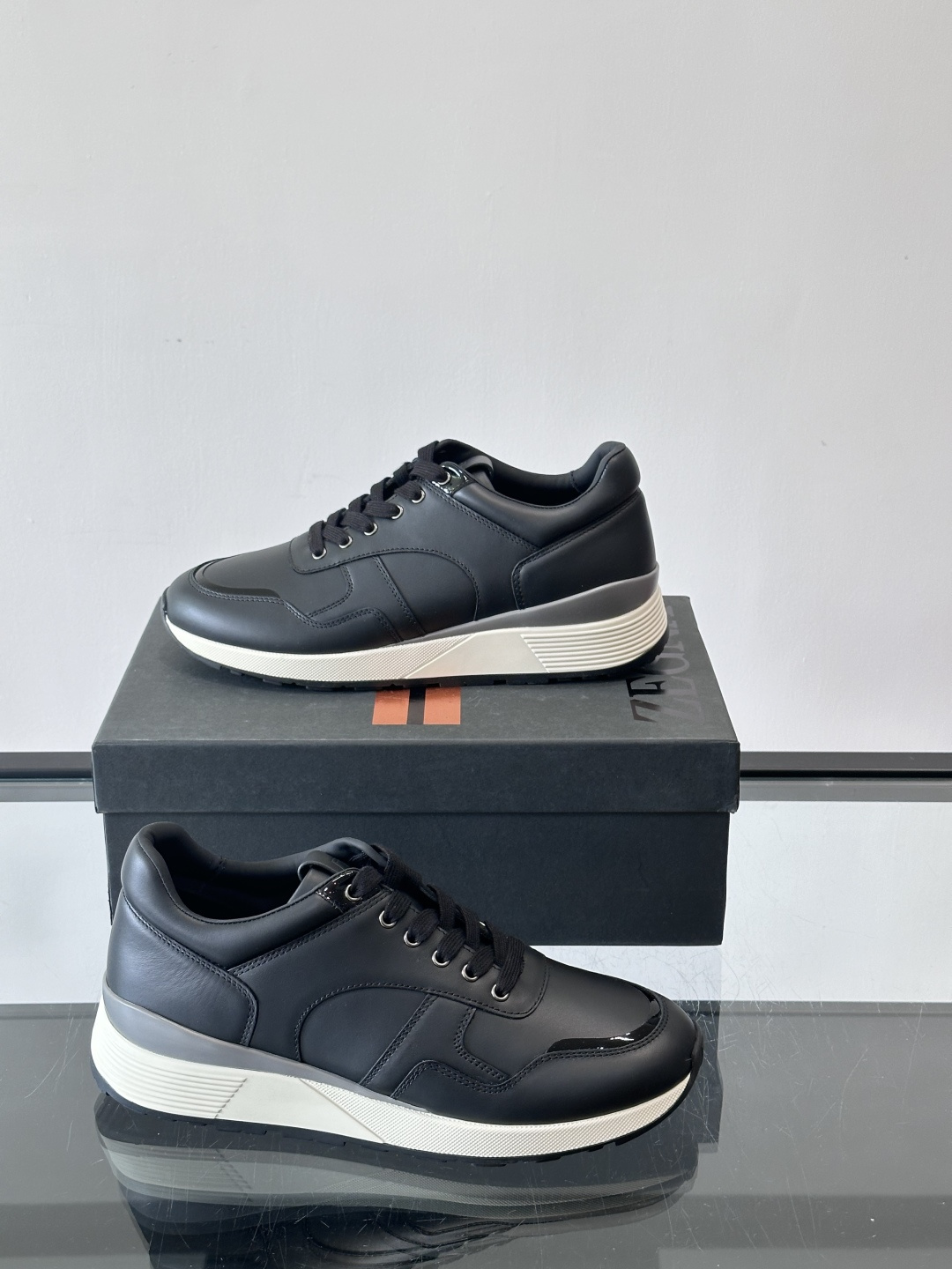 ZEGNA 男士休闲运动鞋，选用优质牛皮，经典缝线，低调又有质感子。厚底设计，穿着舒适还能悄悄增高，通勤