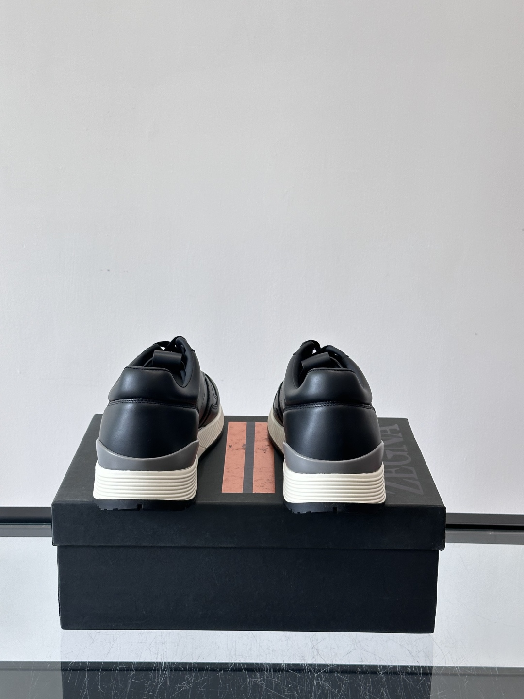 ZEGNA 男士休闲运动鞋，选用优质牛皮，经典缝线，低调又有质感子。厚底设计，穿着舒适还能悄悄增高，通勤