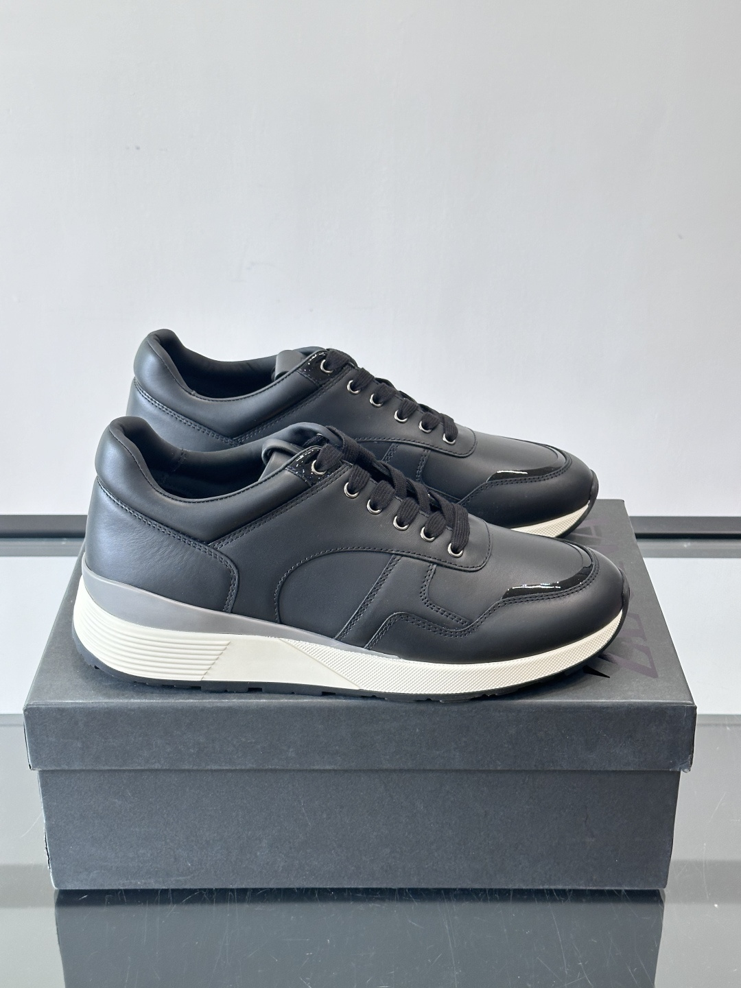 ZEGNA 男士休闲运动鞋，选用优质牛皮，经典缝线，低调又有质感子。厚底设计，穿着舒适还能悄悄增高，通勤