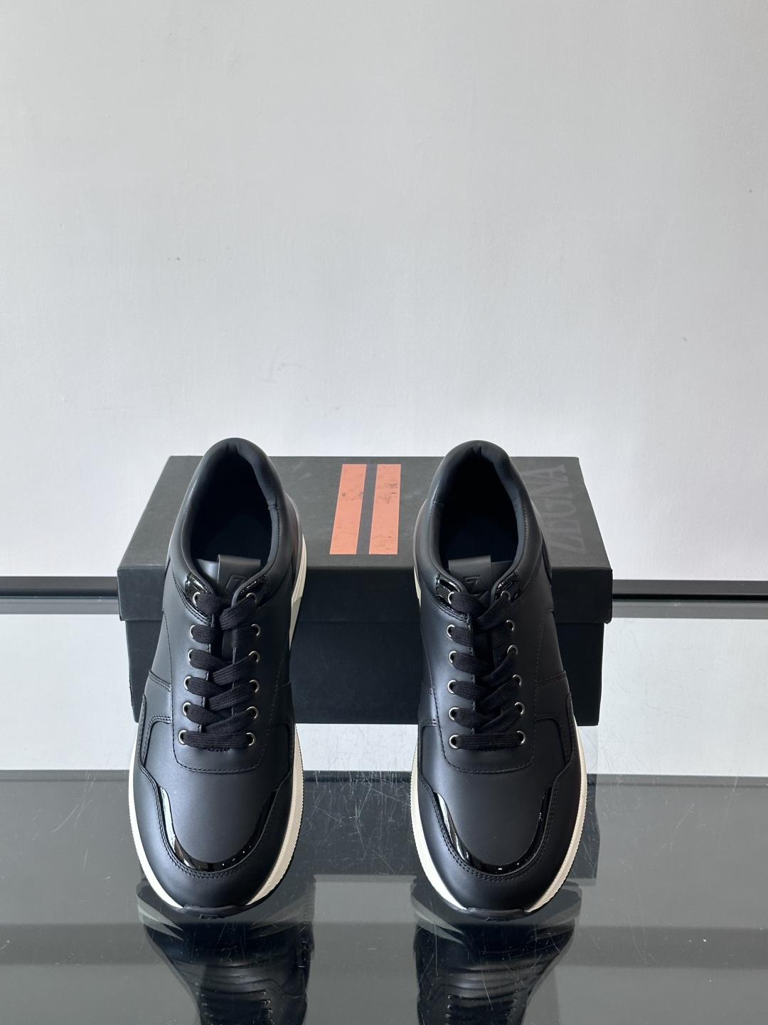 ZEGNA 男士休闲运动鞋，选用优质牛皮，经典缝线，低调又有质感子。厚底设计，穿着舒适还能悄悄增高，通勤