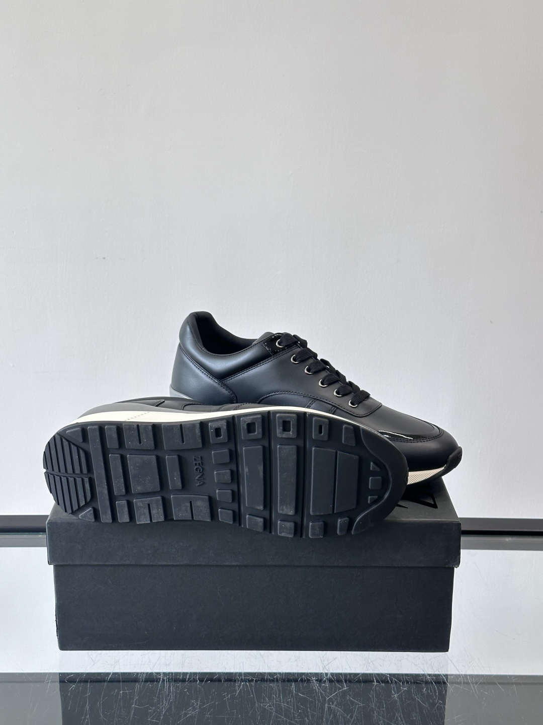 ZEGNA 男士休闲运动鞋，选用优质牛皮，经典缝线，低调又有质感子。厚底设计，穿着舒适还能悄悄增高，通勤