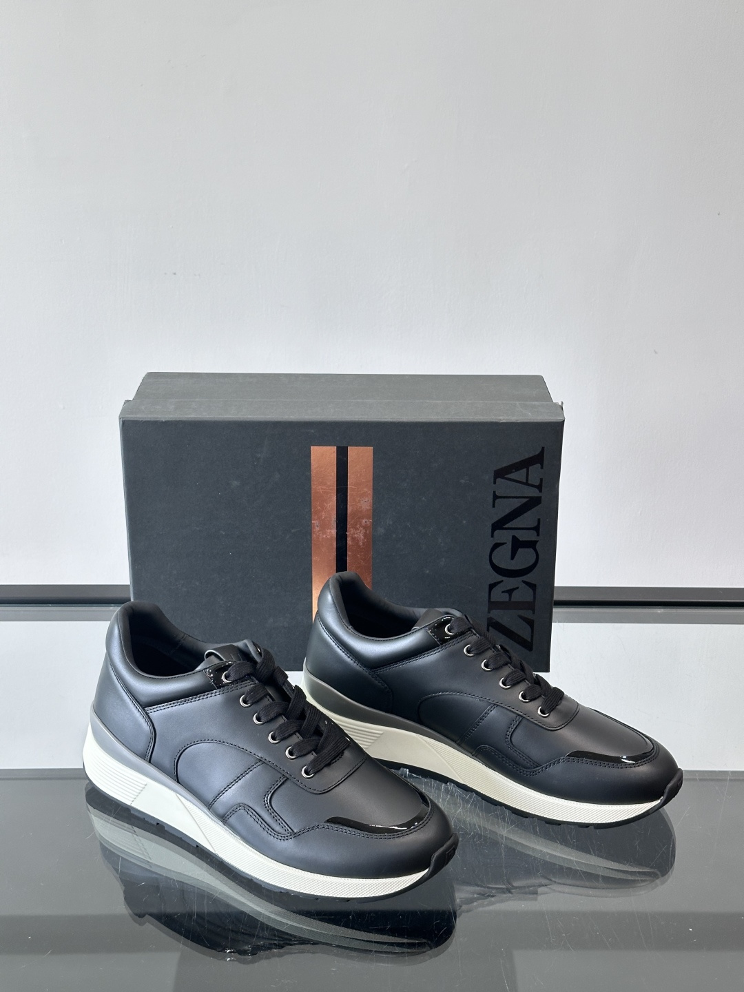 ZEGNA 男士休闲运动鞋，选用优质牛皮，经典缝线，低调又有质感子。厚底设计，穿着舒适还能悄悄增高，通勤