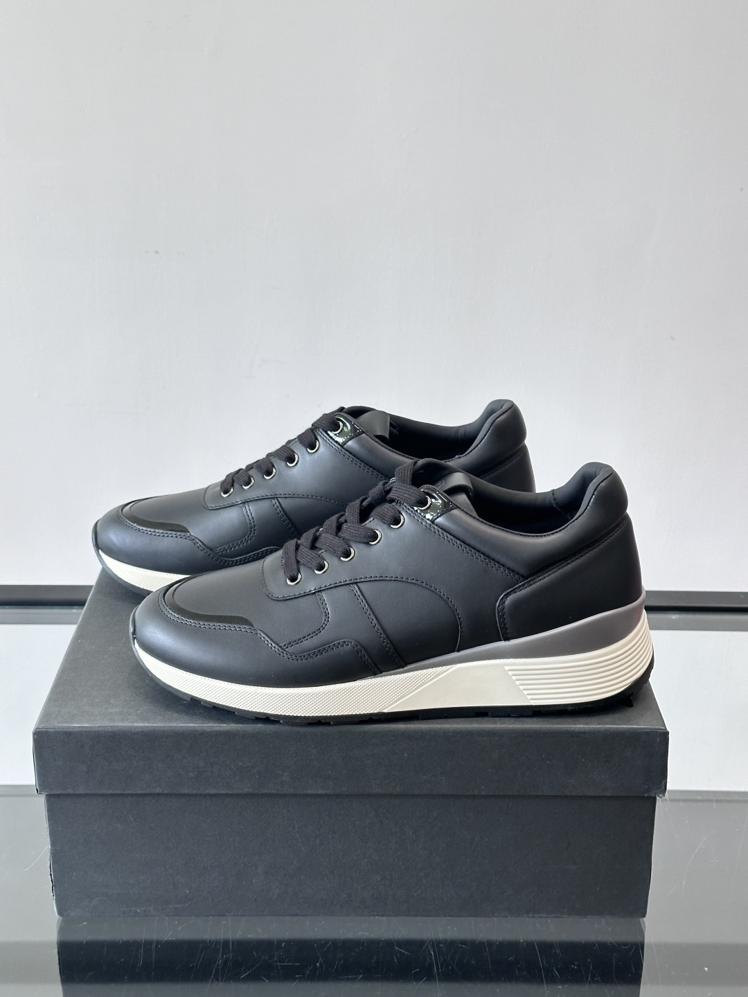 ZEGNA 男士休闲运动鞋，选用优质牛皮，经典缝线，低调又有质感子。厚底设计，穿着舒适还能悄悄增高，通勤