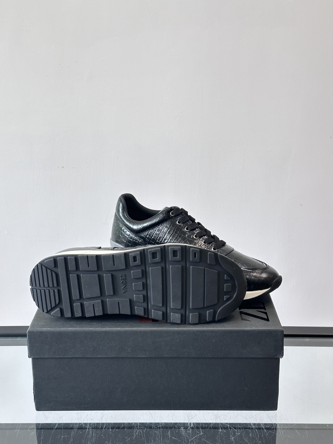 ZEGNA 男士休闲运动鞋，选用优质牛皮，经典缝线，低调又有质感子。厚底设计，穿着舒适还能悄悄增高，通勤