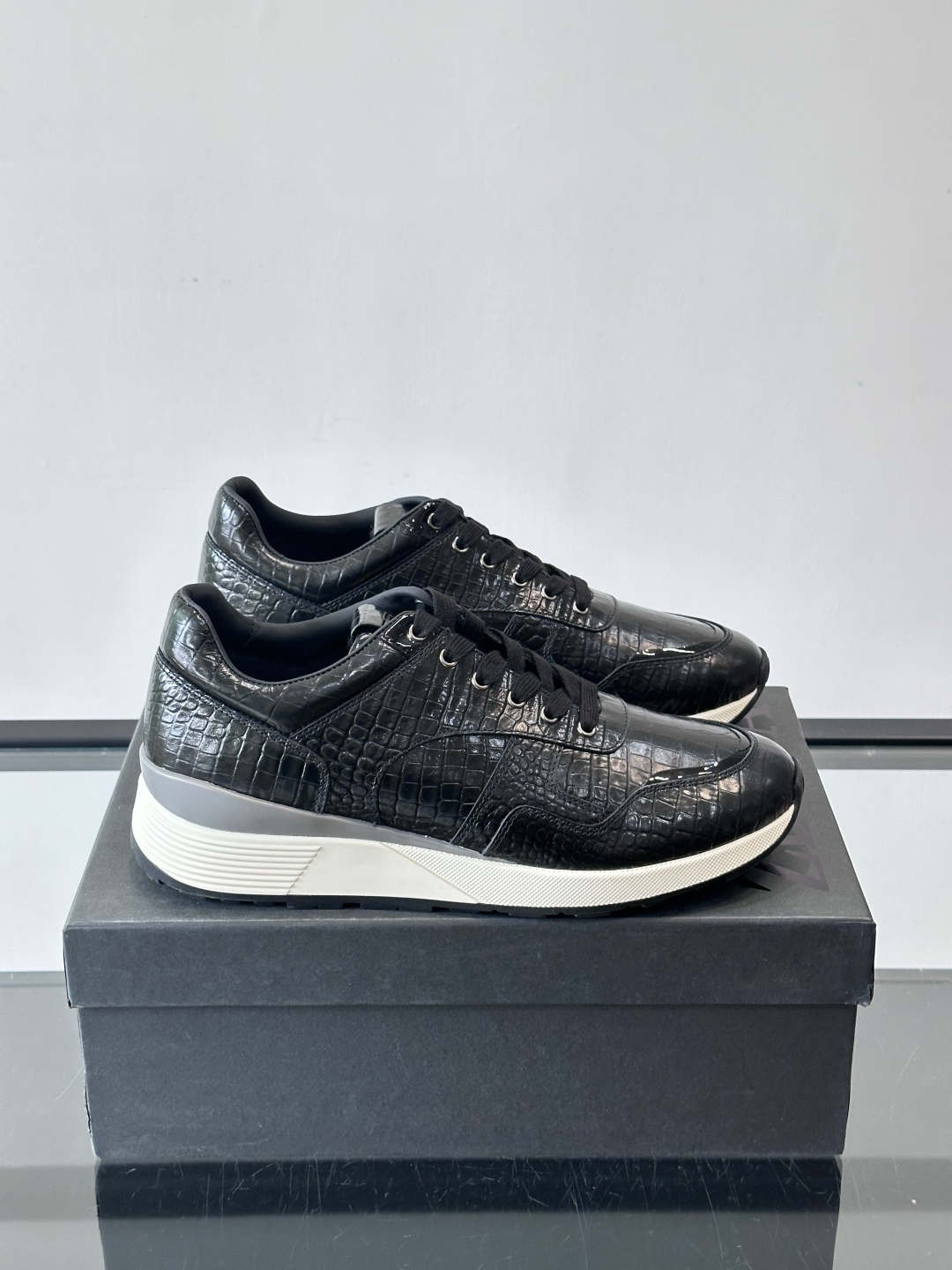 ZEGNA 男士休闲运动鞋，选用优质牛皮，经典缝线，低调又有质感子。厚底设计，穿着舒适还能悄悄增高，通勤