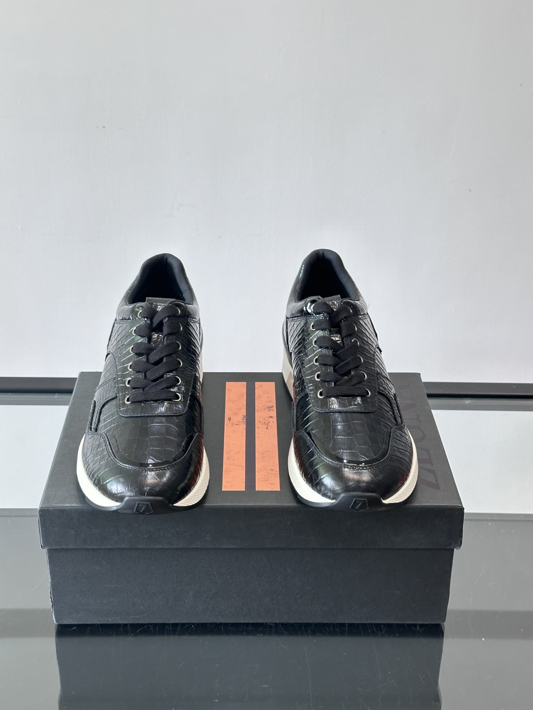 ZEGNA 男士休闲运动鞋，选用优质牛皮，经典缝线，低调又有质感子。厚底设计，穿着舒适还能悄悄增高，通勤