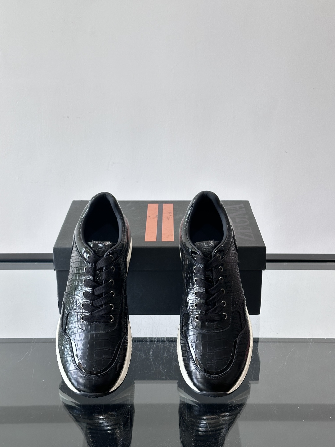 ZEGNA 男士休闲运动鞋，选用优质牛皮，经典缝线，低调又有质感子。厚底设计，穿着舒适还能悄悄增高，通勤