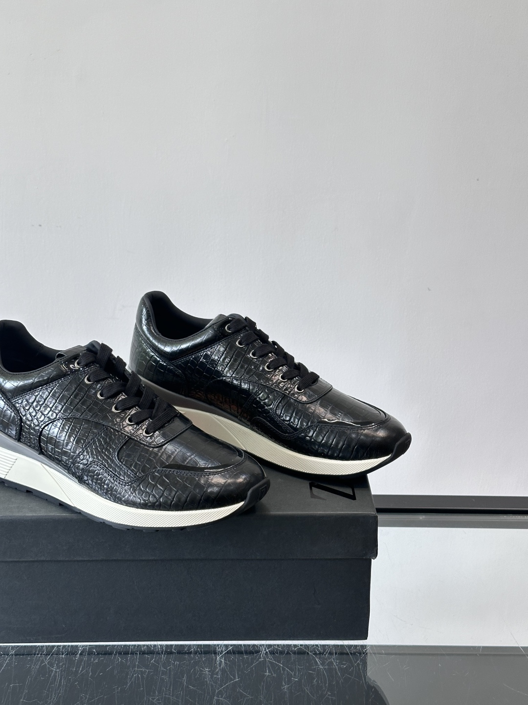 ZEGNA 男士休闲运动鞋，选用优质牛皮，经典缝线，低调又有质感子。厚底设计，穿着舒适还能悄悄增高，通勤