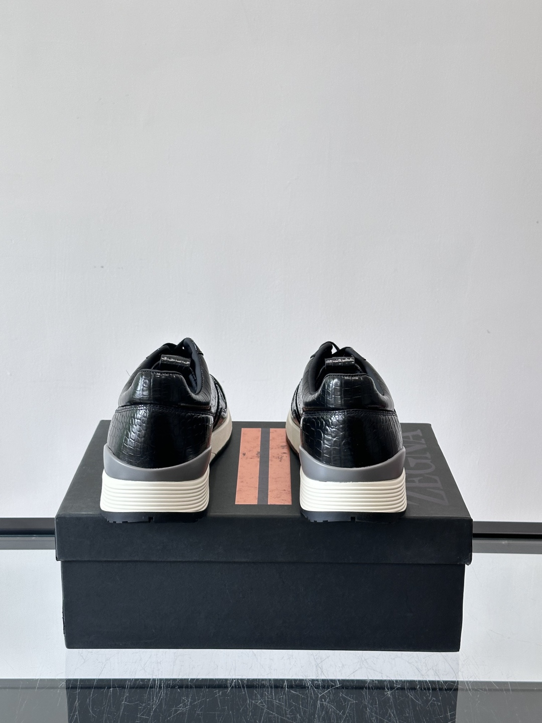 ZEGNA 男士休闲运动鞋，选用优质牛皮，经典缝线，低调又有质感子。厚底设计，穿着舒适还能悄悄增高，通勤