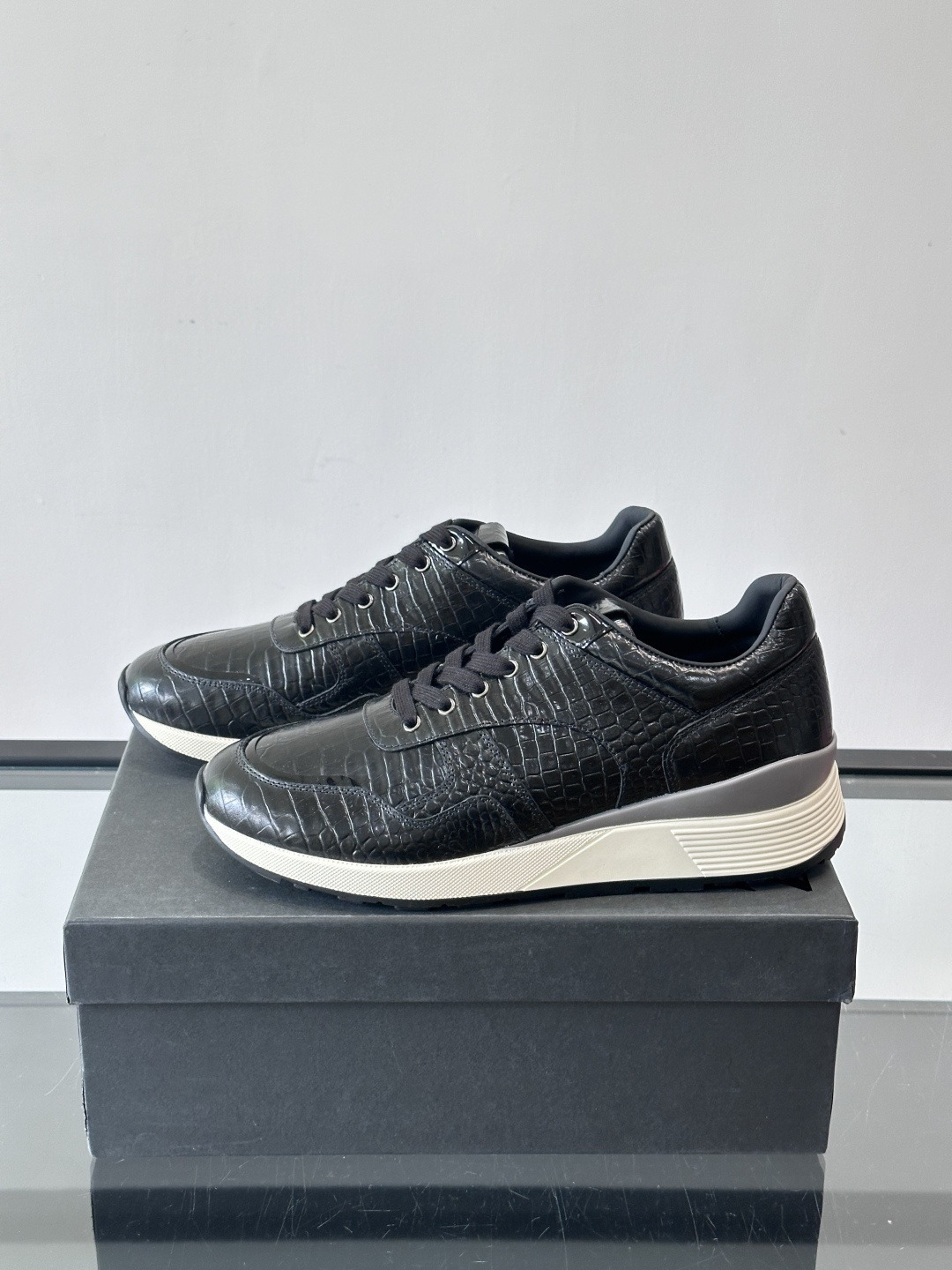 ZEGNA 男士休闲运动鞋，选用优质牛皮，经典缝线，低调又有质感子。厚底设计，穿着舒适还能悄悄增高，通勤