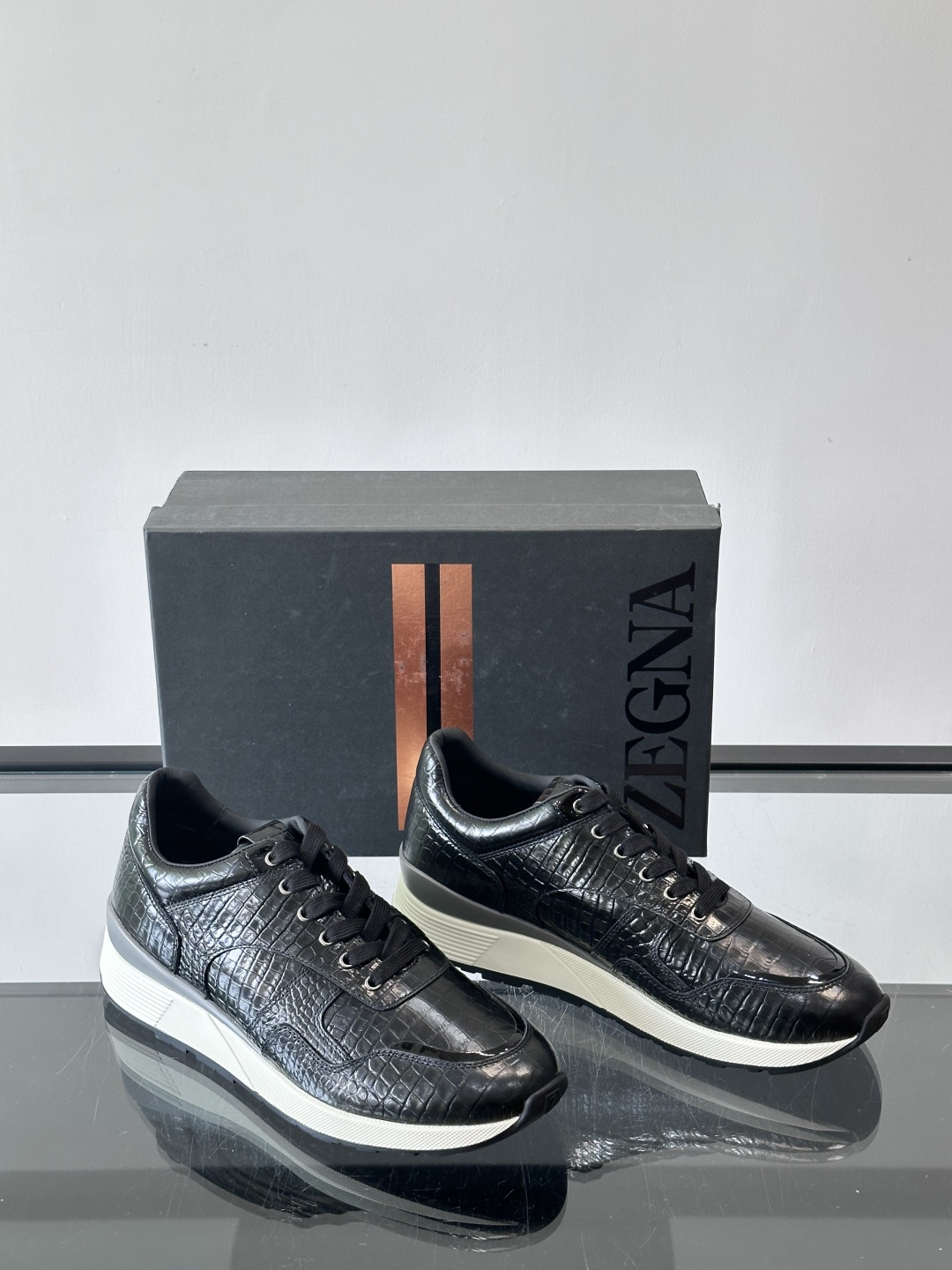 ZEGNA 男士休闲运动鞋，选用优质牛皮，经典缝线，低调又有质感子。厚底设计，穿着舒适还能悄悄增高，通勤