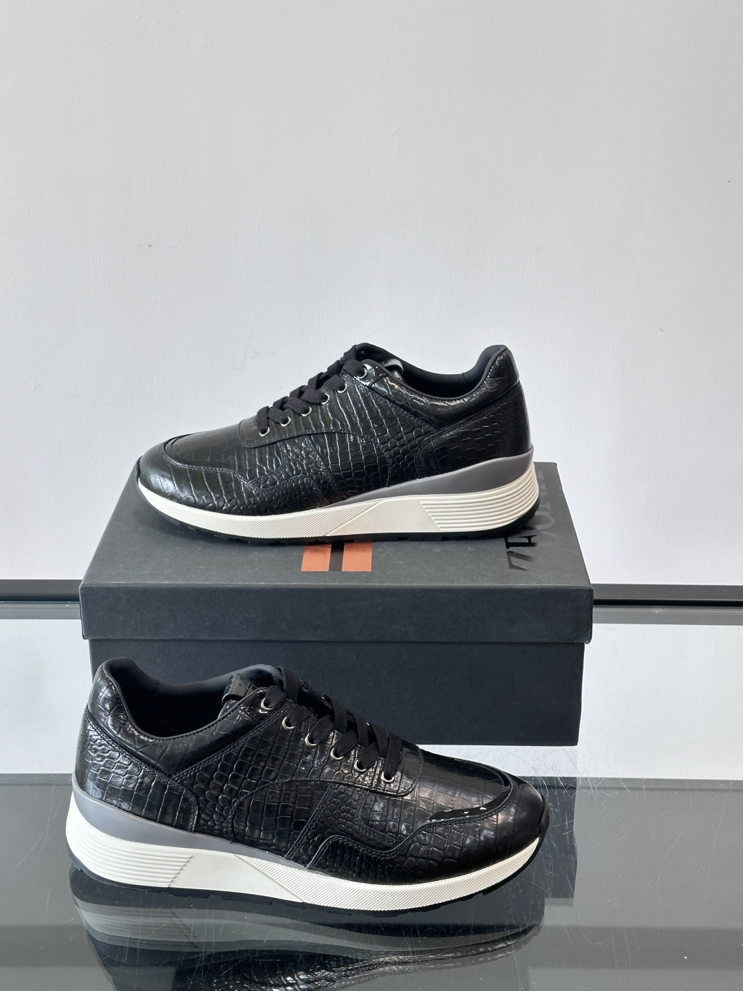 ZEGNA 男士休闲运动鞋，选用优质牛皮，经典缝线，低调又有质感子。厚底设计，穿着舒适还能悄悄增高，通勤