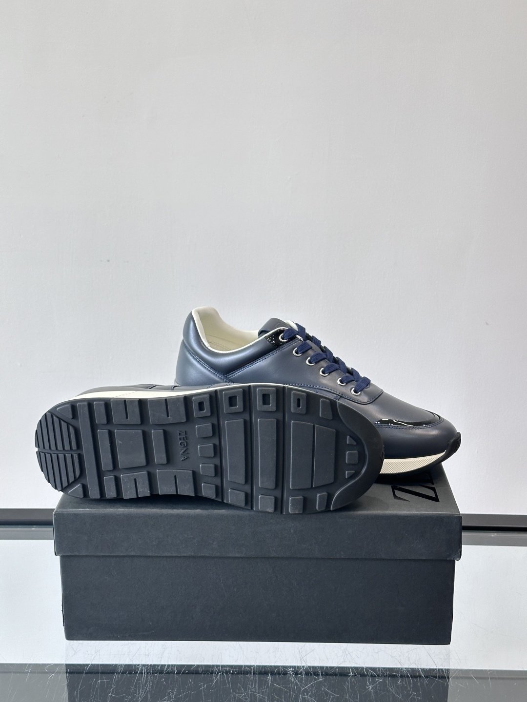 ZEGNA 男士休闲运动鞋，选用优质牛皮，经典缝线，低调又有质感子。厚底设计，穿着舒适还能悄悄增高，通勤