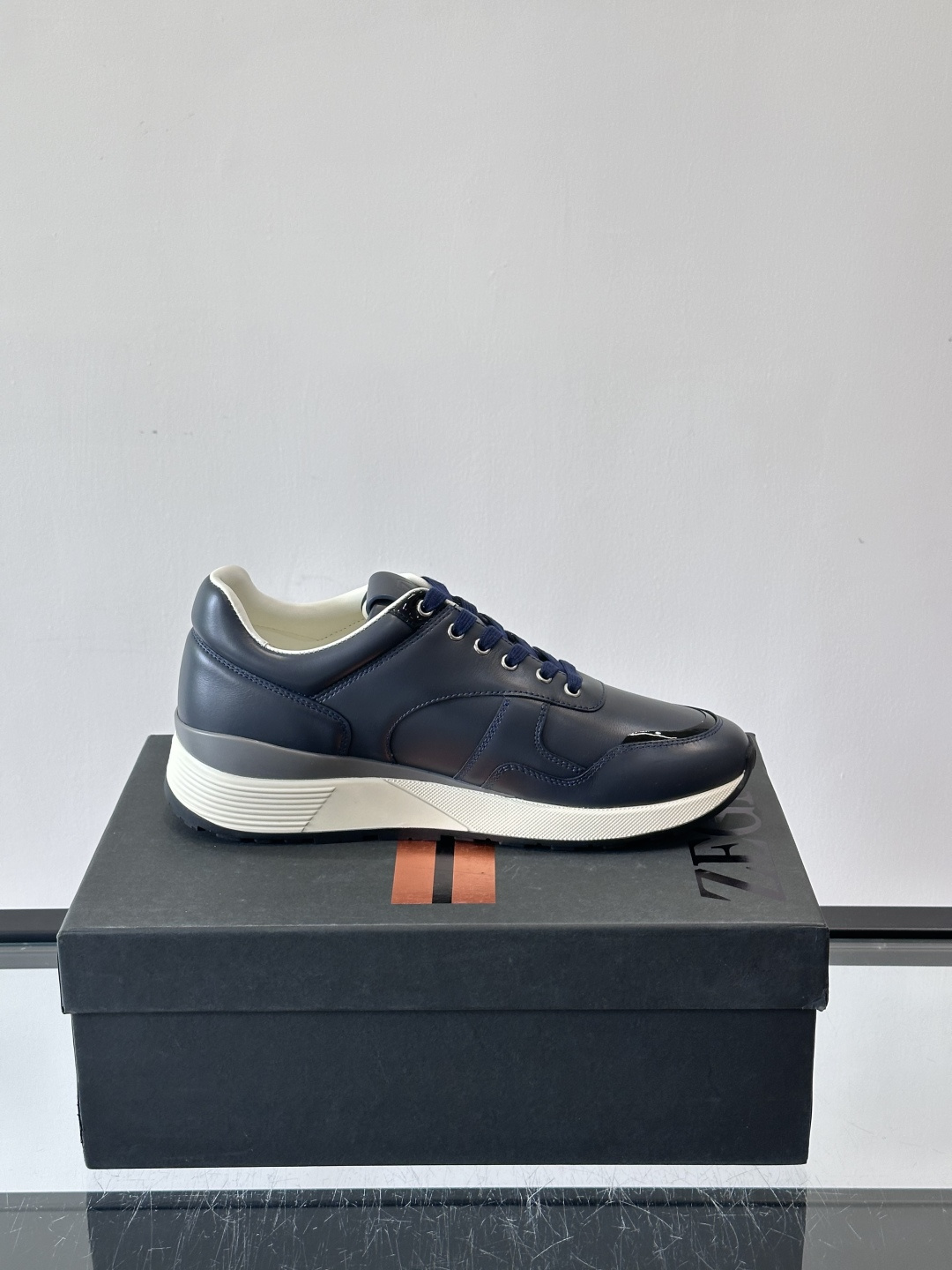 ZEGNA 男士休闲运动鞋，选用优质牛皮，经典缝线，低调又有质感子。厚底设计，穿着舒适还能悄悄增高，通勤