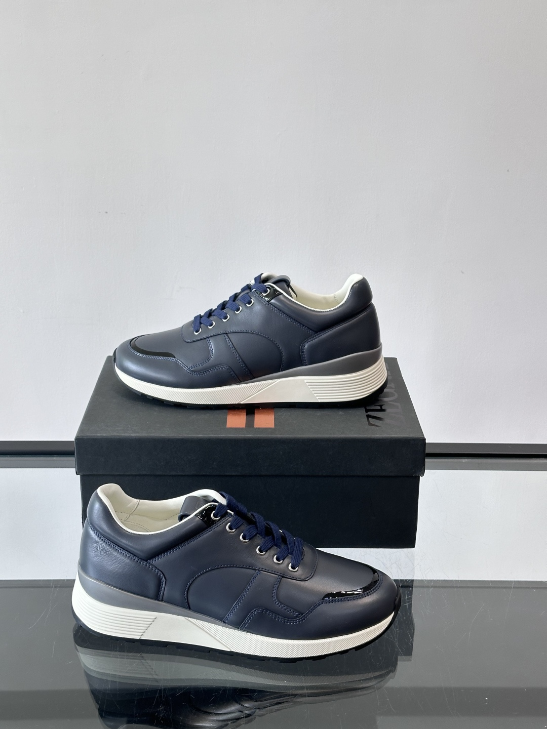 ZEGNA 男士休闲运动鞋，选用优质牛皮，经典缝线，低调又有质感子。厚底设计，穿着舒适还能悄悄增高，通勤