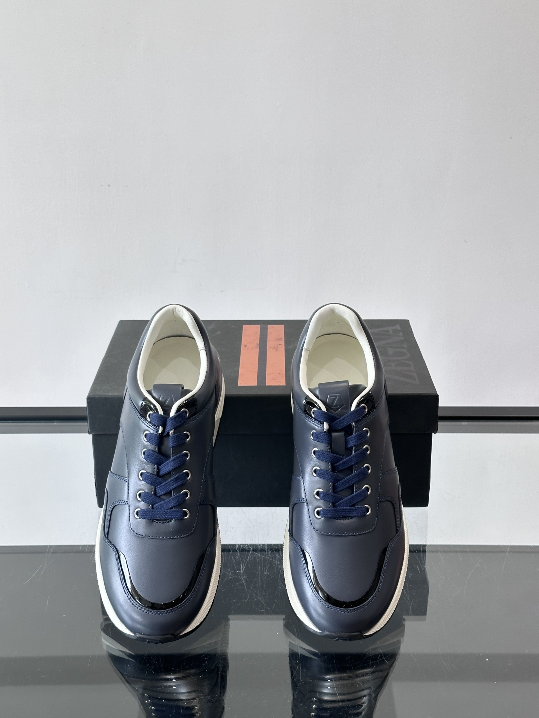 ZEGNA 男士休闲运动鞋，选用优质牛皮，经典缝线，低调又有质感子。厚底设计，穿着舒适还能悄悄增高，通勤