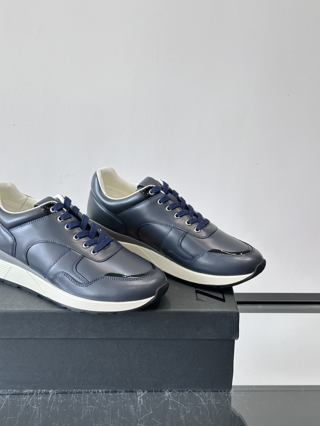 ZEGNA 男士休闲运动鞋，选用优质牛皮，经典缝线，低调又有质感子。厚底设计，穿着舒适还能悄悄增高，通勤