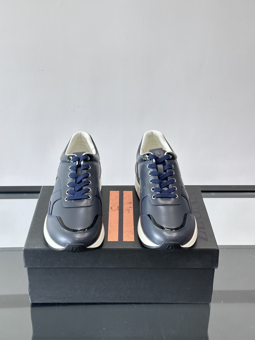 ZEGNA 男士休闲运动鞋，选用优质牛皮，经典缝线，低调又有质感子。厚底设计，穿着舒适还能悄悄增高，通勤