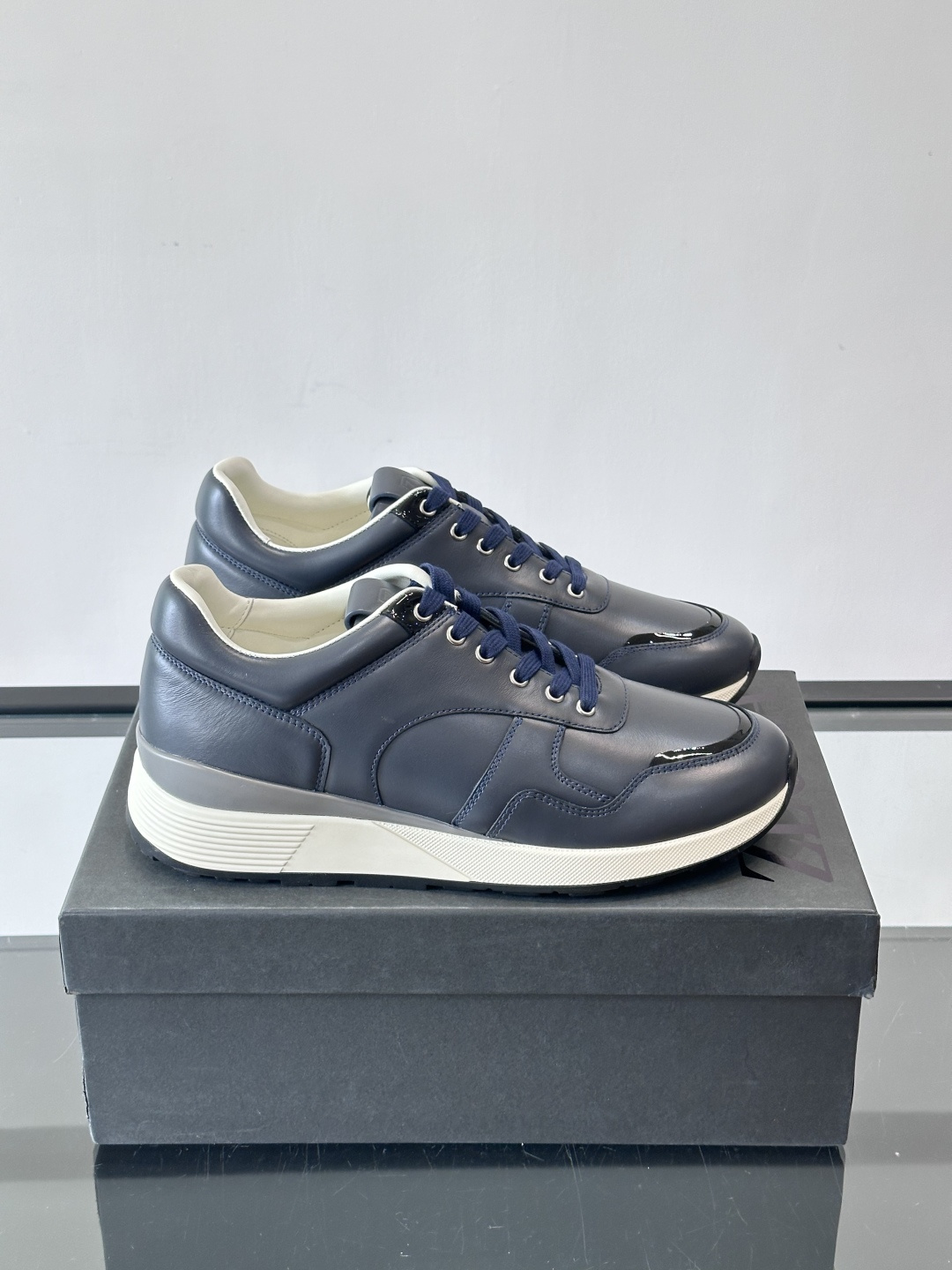 ZEGNA 男士休闲运动鞋，选用优质牛皮，经典缝线，低调又有质感子。厚底设计，穿着舒适还能悄悄增高，通勤