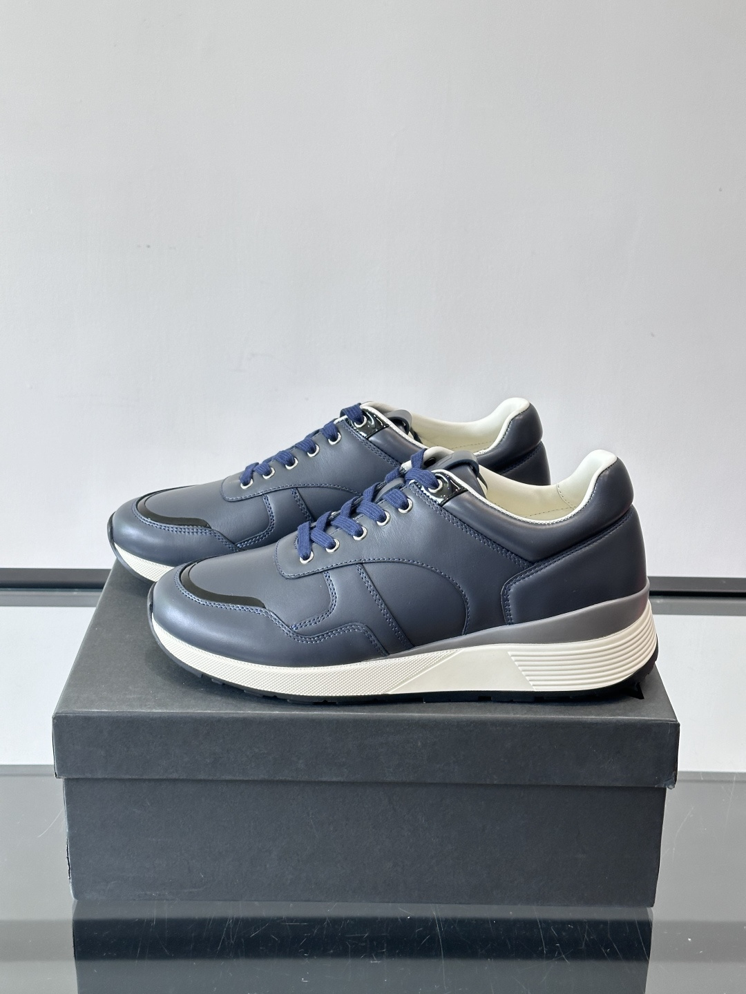 ZEGNA 男士休闲运动鞋，选用优质牛皮，经典缝线，低调又有质感子。厚底设计，穿着舒适还能悄悄增高，通勤