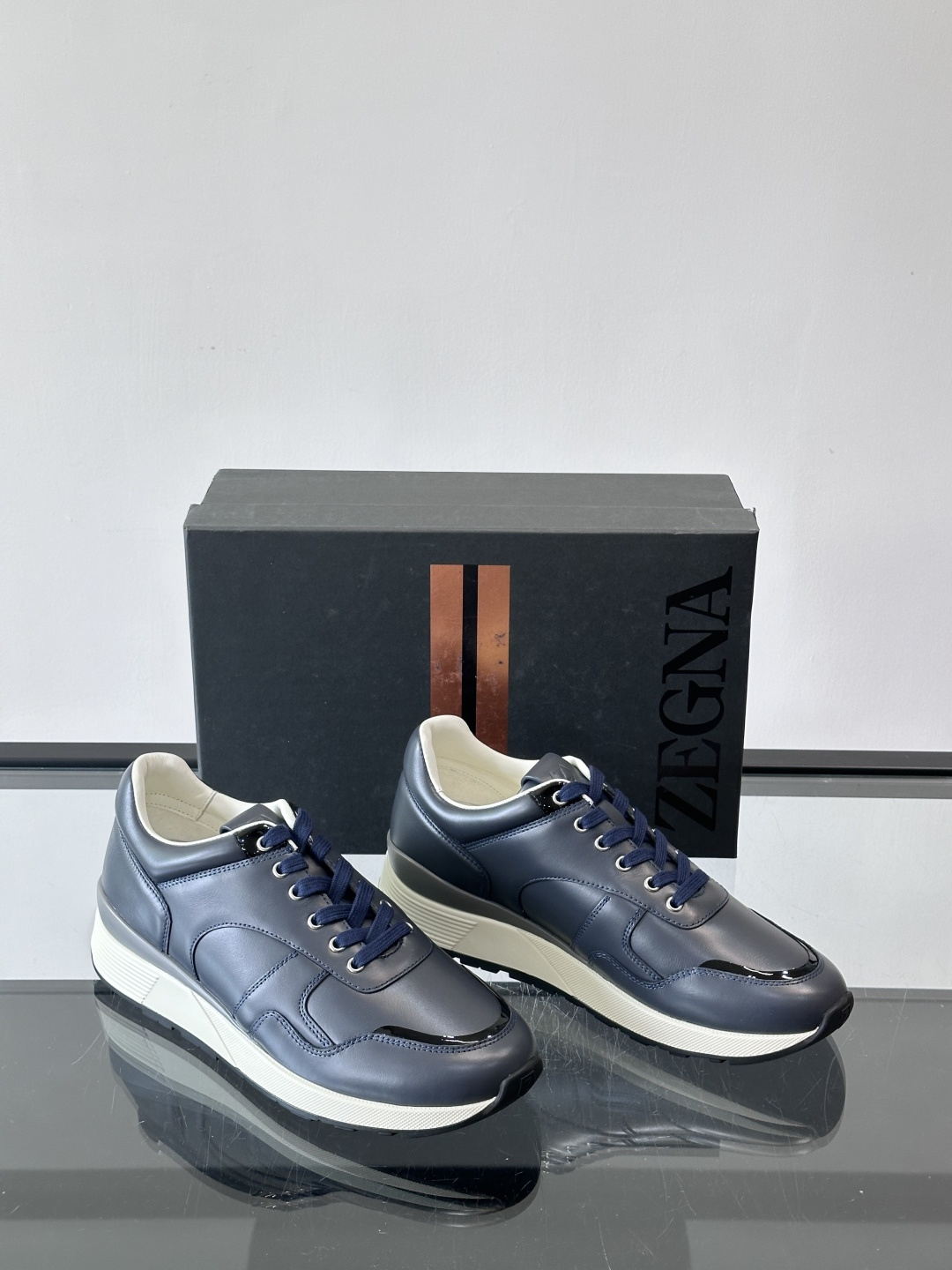 ZEGNA 男士休闲运动鞋，选用优质牛皮，经典缝线，低调又有质感子。厚底设计，穿着舒适还能悄悄增高，通勤