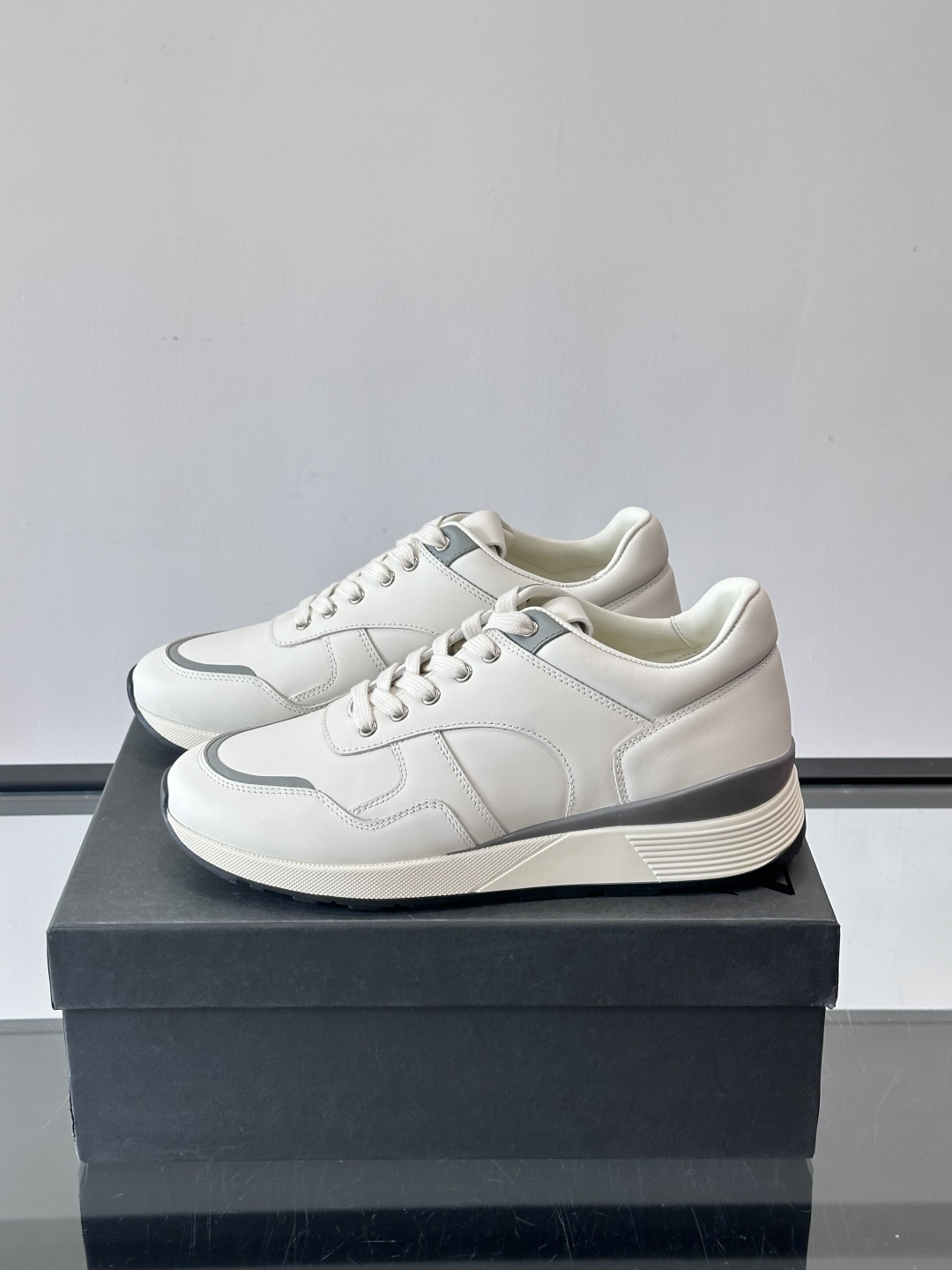 ZEGNA 男士休闲运动鞋，选用优质牛皮，经典缝线，低调又有质感子。厚底设计，穿着舒适还能悄悄增高，通勤