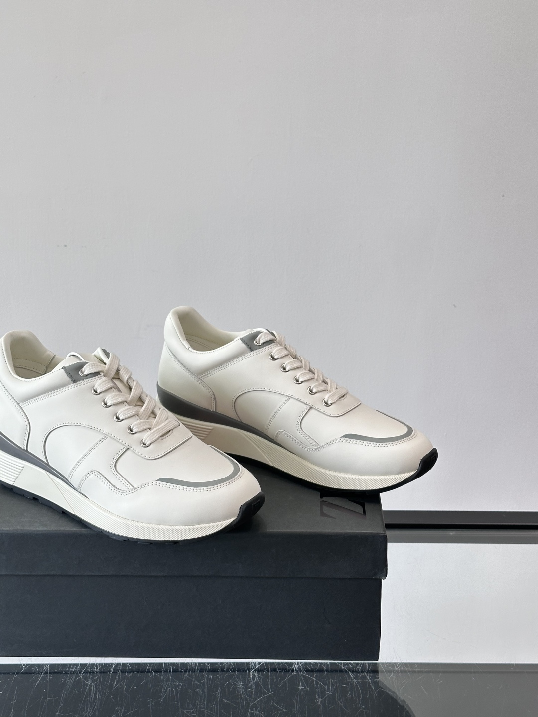 ZEGNA 男士休闲运动鞋，选用优质牛皮，经典缝线，低调又有质感子。厚底设计，穿着舒适还能悄悄增高，通勤