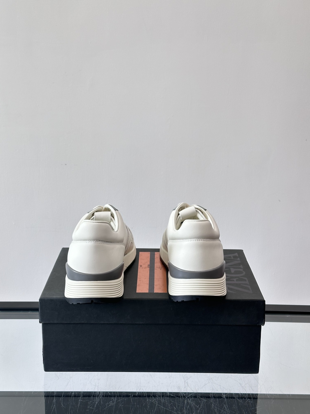 ZEGNA 男士休闲运动鞋，选用优质牛皮，经典缝线，低调又有质感子。厚底设计，穿着舒适还能悄悄增高，通勤