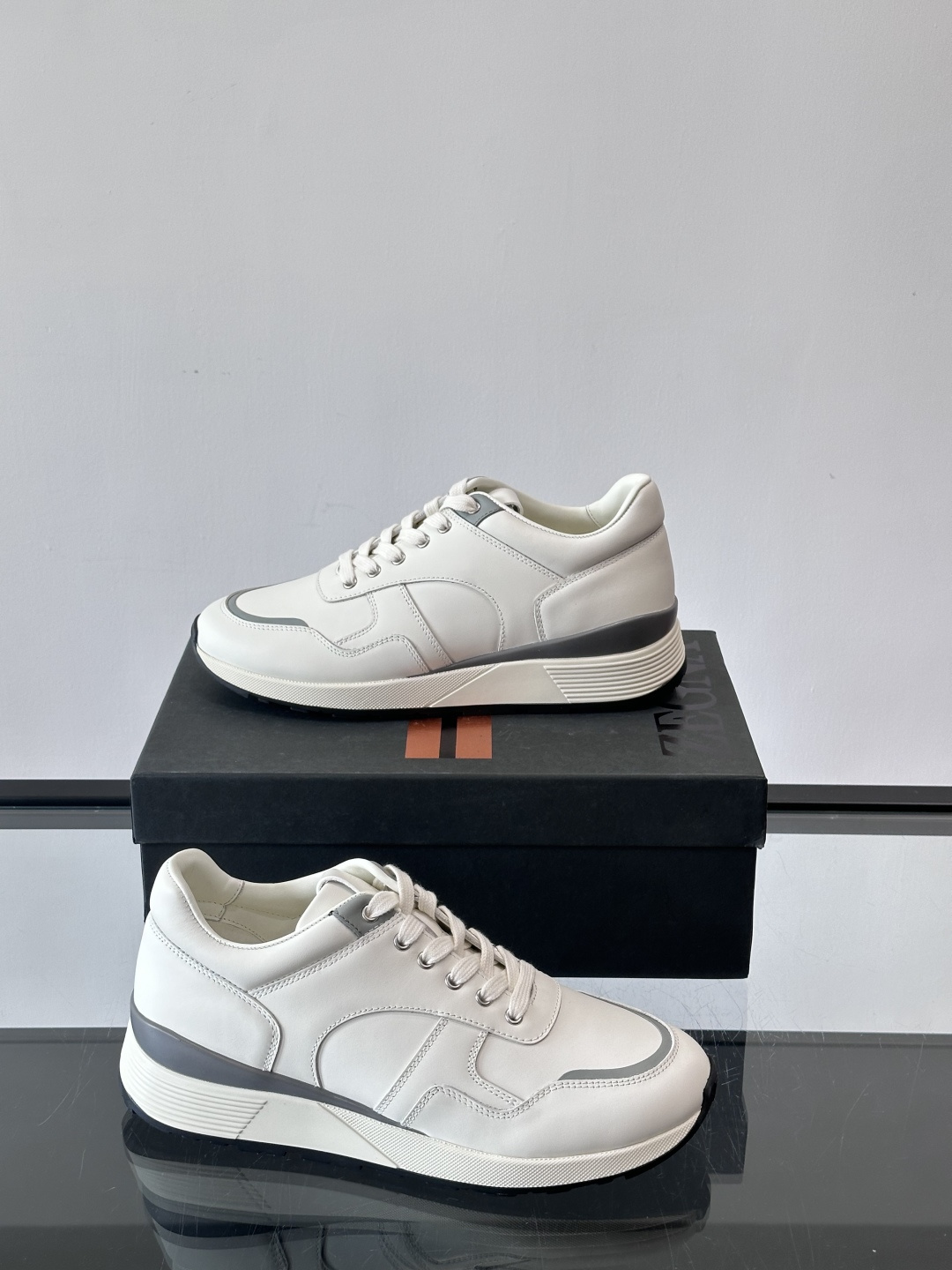 ZEGNA 男士休闲运动鞋，选用优质牛皮，经典缝线，低调又有质感子。厚底设计，穿着舒适还能悄悄增高，通勤