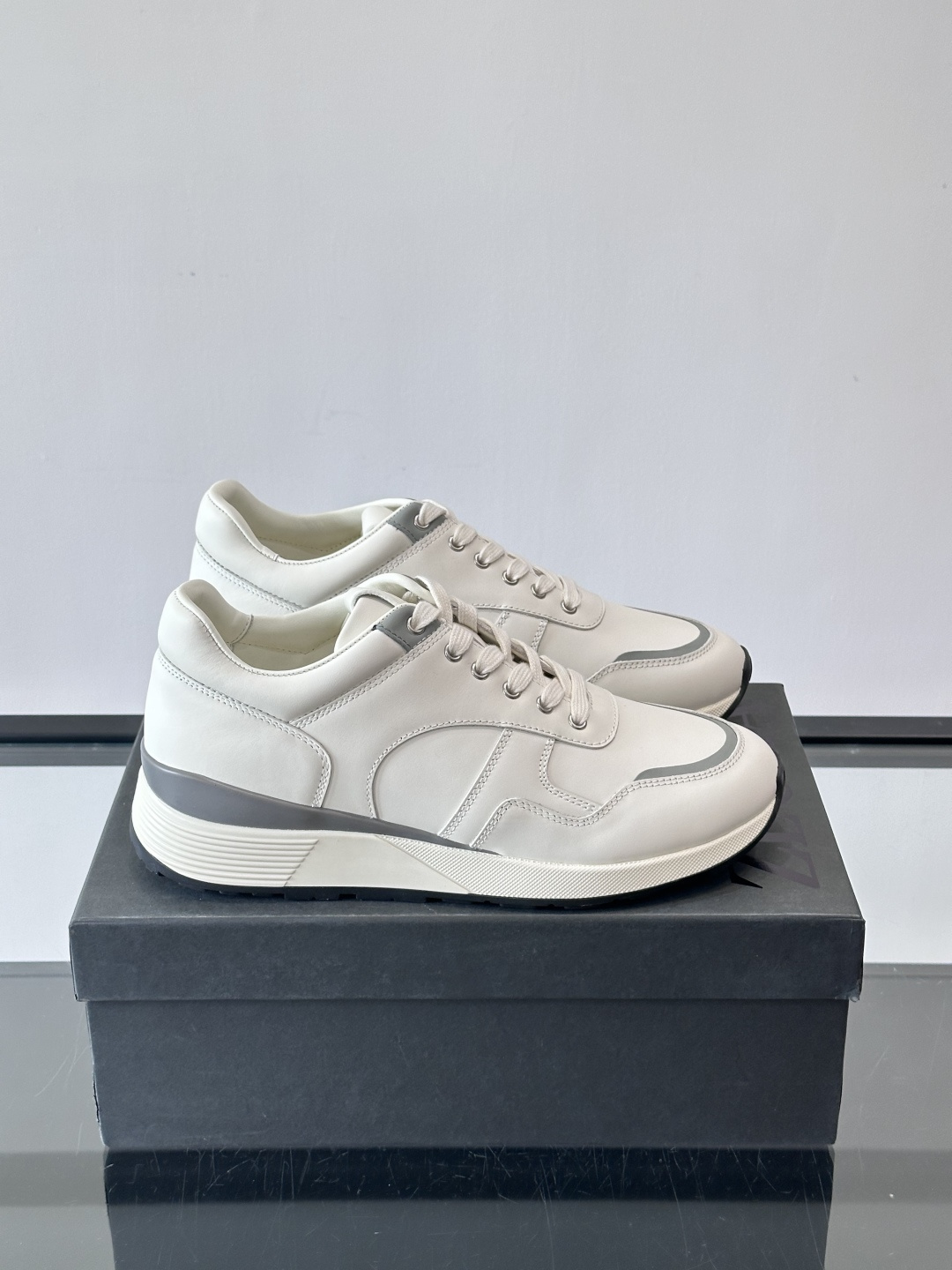 ZEGNA 男士休闲运动鞋，选用优质牛皮，经典缝线，低调又有质感子。厚底设计，穿着舒适还能悄悄增高，通勤