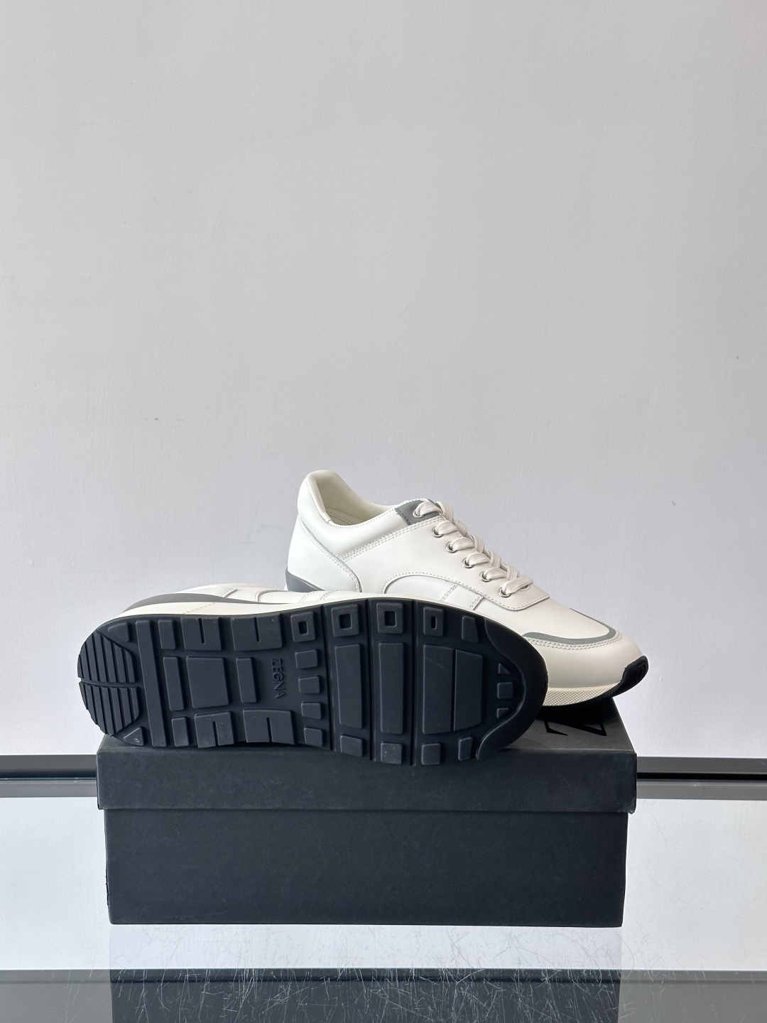 ZEGNA 男士休闲运动鞋，选用优质牛皮，经典缝线，低调又有质感子。厚底设计，穿着舒适还能悄悄增高，通勤