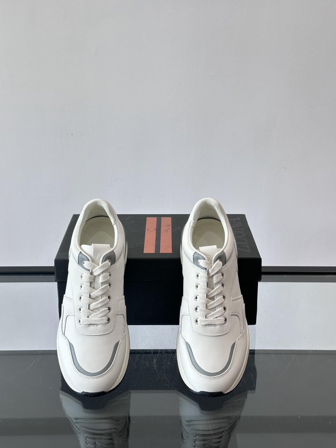 ZEGNA 男士休闲运动鞋，选用优质牛皮，经典缝线，低调又有质感子。厚底设计，穿着舒适还能悄悄增高，通勤