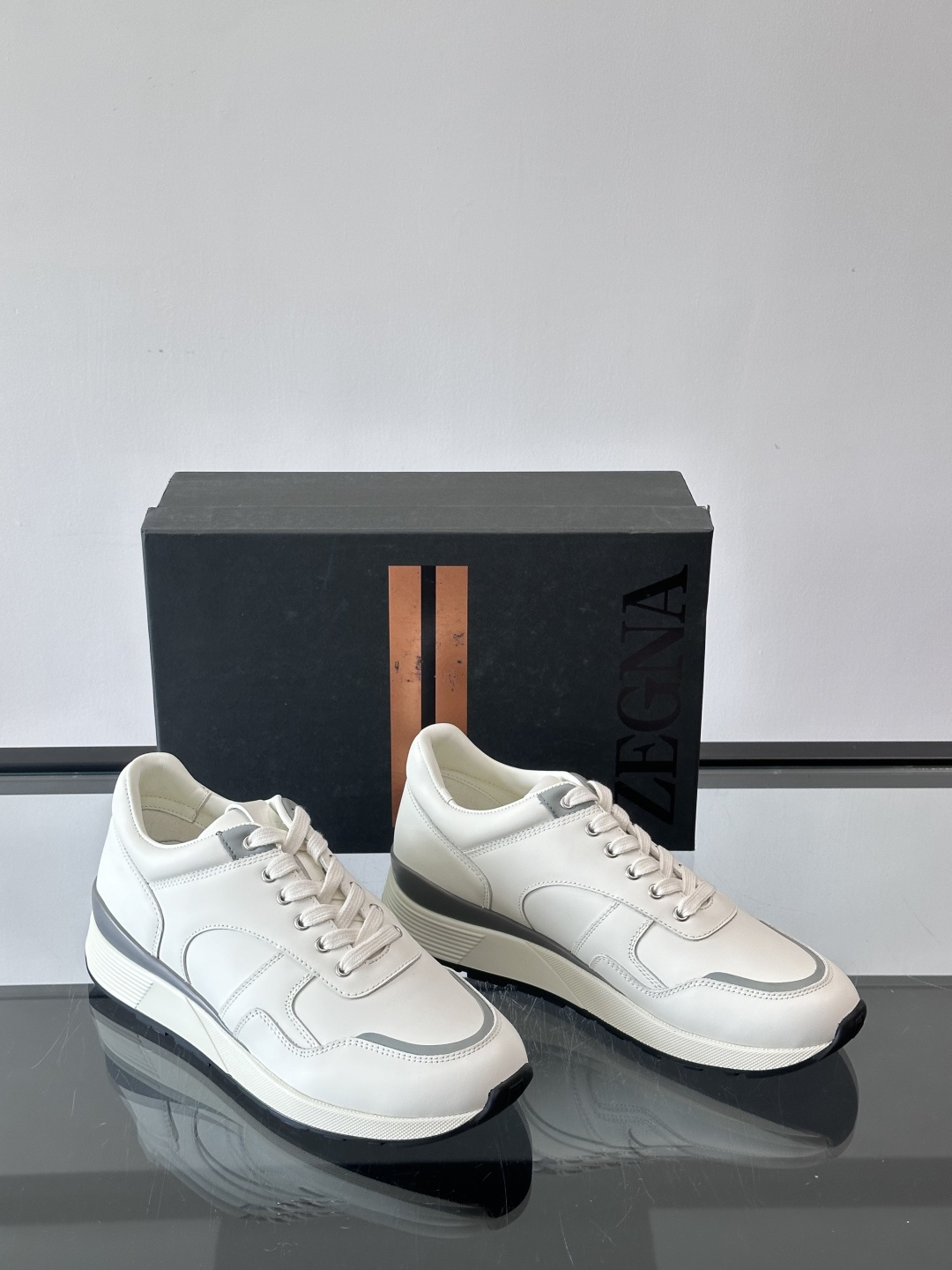 ZEGNA 男士休闲运动鞋，选用优质牛皮，经典缝线，低调又有质感子。厚底设计，穿着舒适还能悄悄增高，通勤