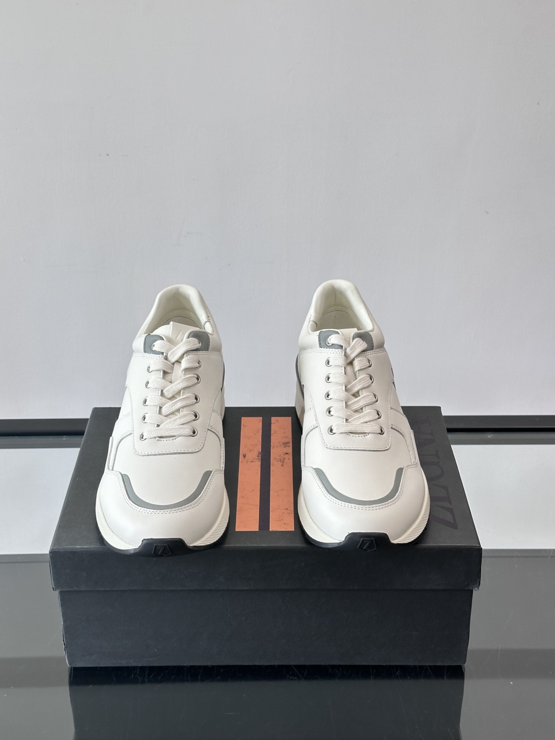 ZEGNA 男士休闲运动鞋，选用优质牛皮，经典缝线，低调又有质感子。厚底设计，穿着舒适还能悄悄增高，通勤