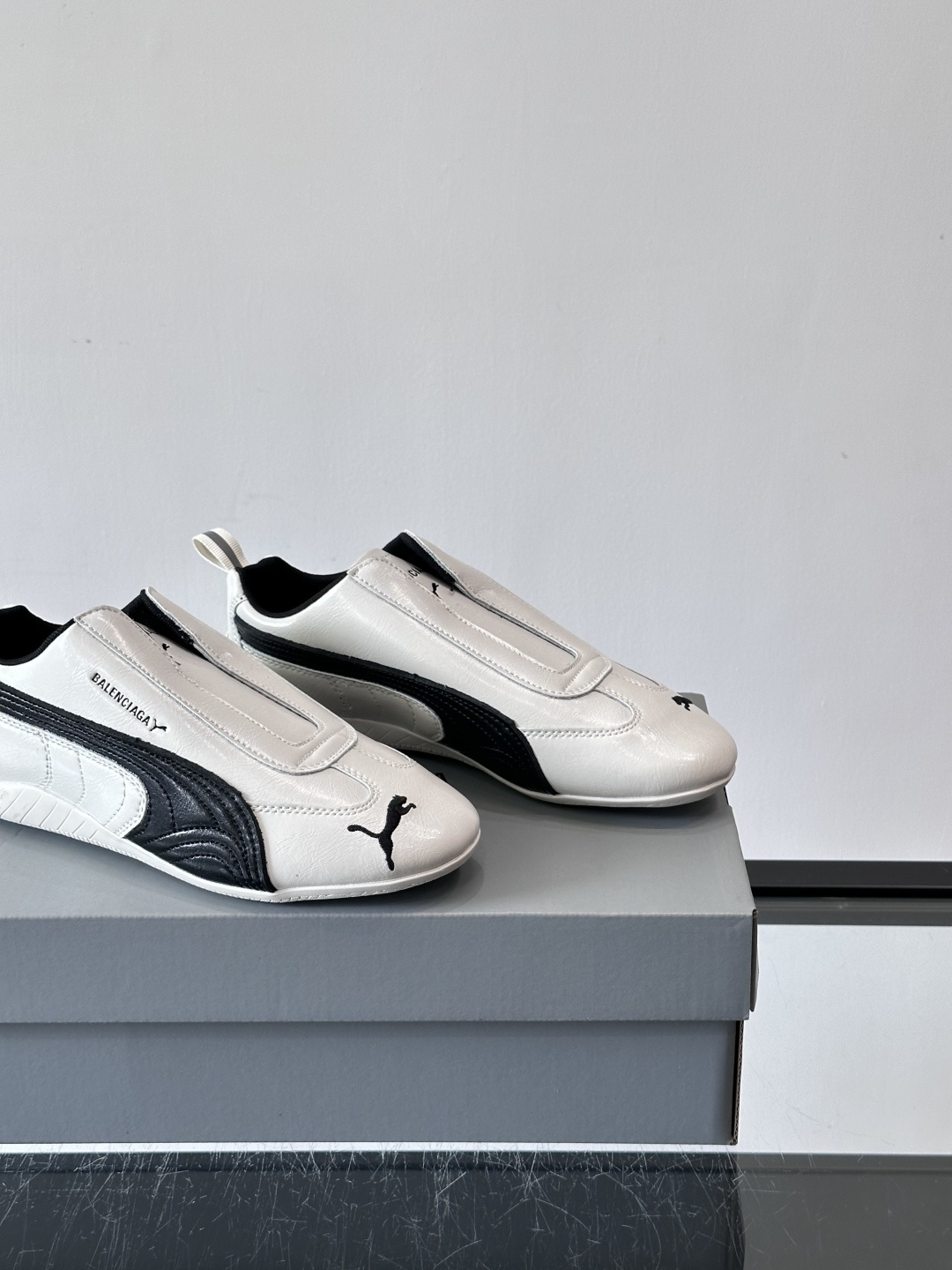 Balenciaga x PUMA🐎联名赛车鞋巴黎世家和PUMA联名的Speedcat赛车鞋，主打黑色白