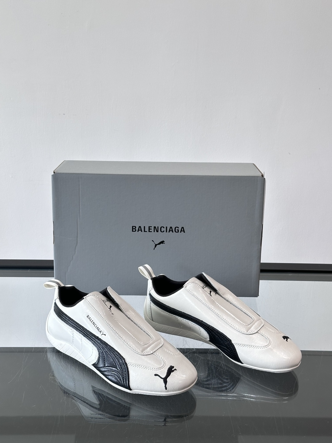 Balenciaga x PUMA🐎联名赛车鞋巴黎世家和PUMA联名的Speedcat赛车鞋，主打黑色白
