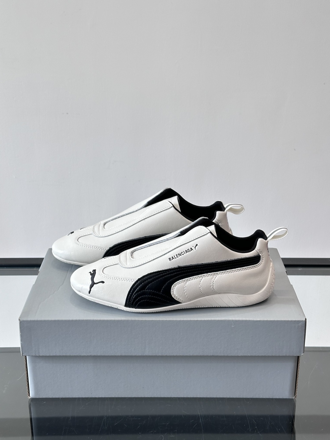 Balenciaga x PUMA🐎联名赛车鞋巴黎世家和PUMA联名的Speedcat赛车鞋，主打黑色白