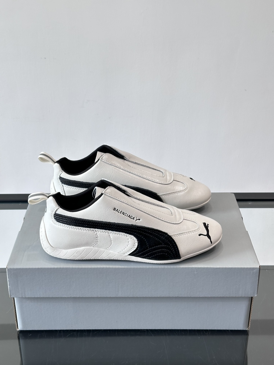 Balenciaga x PUMA🐎联名赛车鞋巴黎世家和PUMA联名的Speedcat赛车鞋，主打黑色白