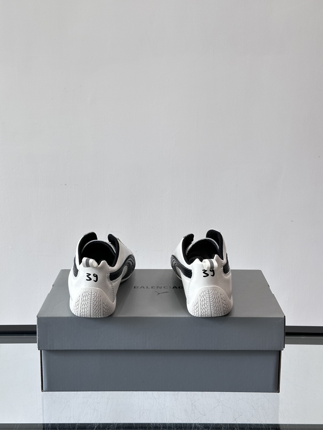 Balenciaga x PUMA🐎联名赛车鞋巴黎世家和PUMA联名的Speedcat赛车鞋，主打黑色白