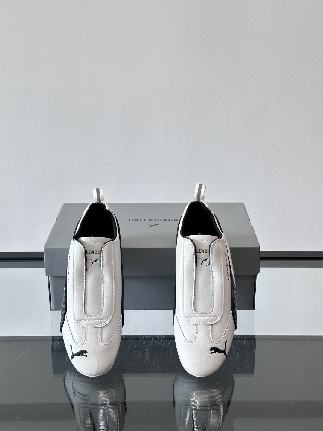Balenciaga x PUMA🐎联名赛车鞋巴黎世家和PUMA联名的Speedcat赛车鞋，主打黑色白