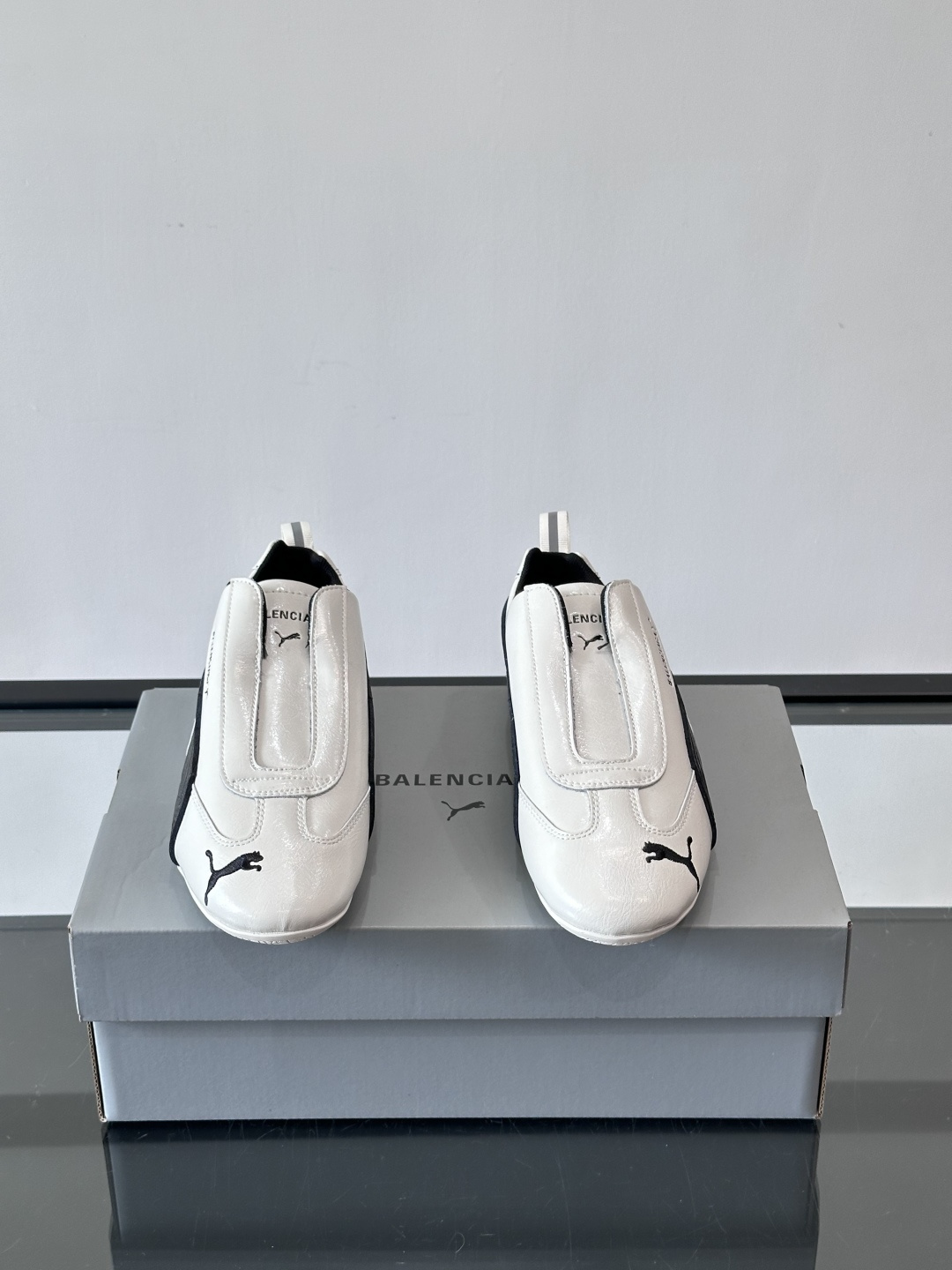 Balenciaga x PUMA🐎联名赛车鞋巴黎世家和PUMA联名的Speedcat赛车鞋，主打黑色白