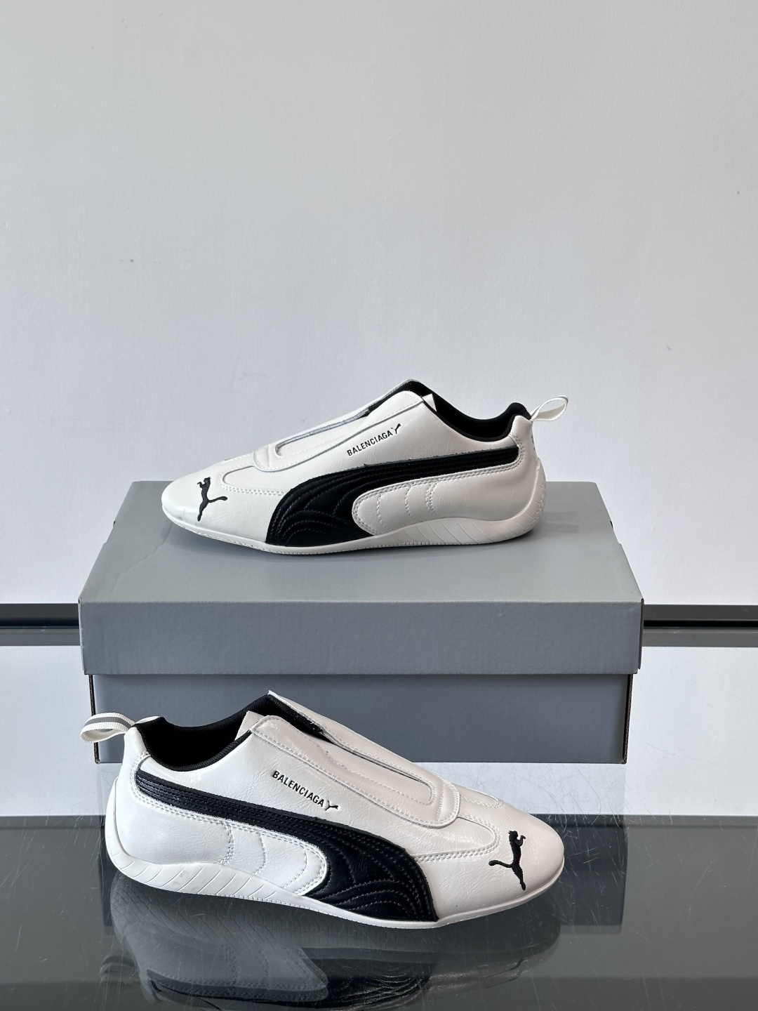 Balenciaga x PUMA🐎联名赛车鞋巴黎世家和PUMA联名的Speedcat赛车鞋，主打黑色白