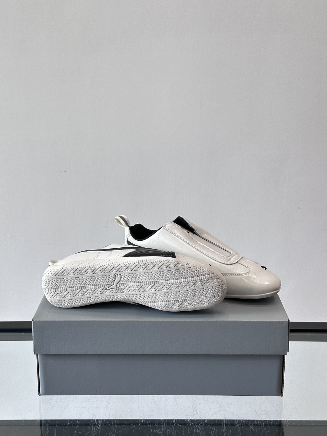 Balenciaga x PUMA🐎联名赛车鞋巴黎世家和PUMA联名的Speedcat赛车鞋，主打黑色白