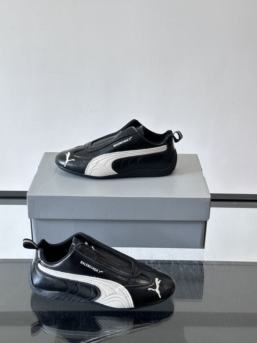 Balenciaga x PUMA🐎联名赛车鞋巴黎世家和PUMA联名的Speedcat赛车鞋，主打黑色白