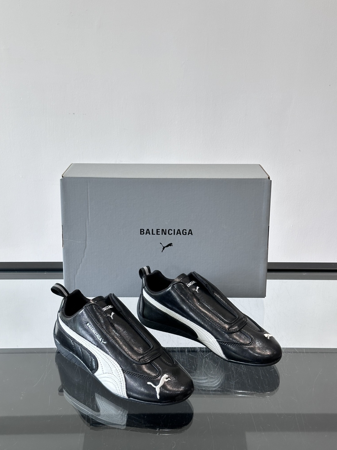 Balenciaga x PUMA🐎联名赛车鞋巴黎世家和PUMA联名的Speedcat赛车鞋，主打黑色白