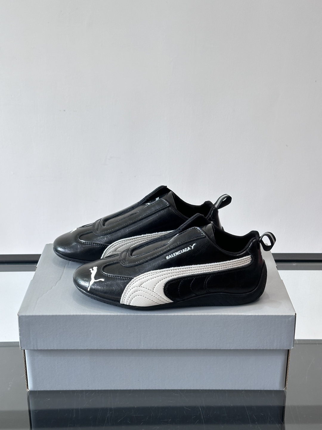 Balenciaga x PUMA🐎联名赛车鞋巴黎世家和PUMA联名的Speedcat赛车鞋，主打黑色白