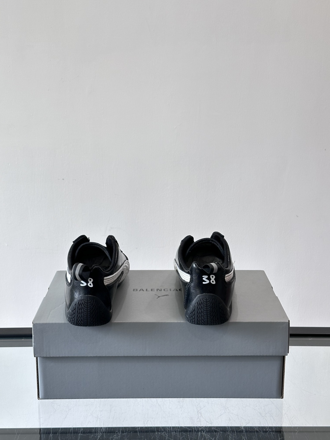 Balenciaga x PUMA🐎联名赛车鞋巴黎世家和PUMA联名的Speedcat赛车鞋，主打黑色白