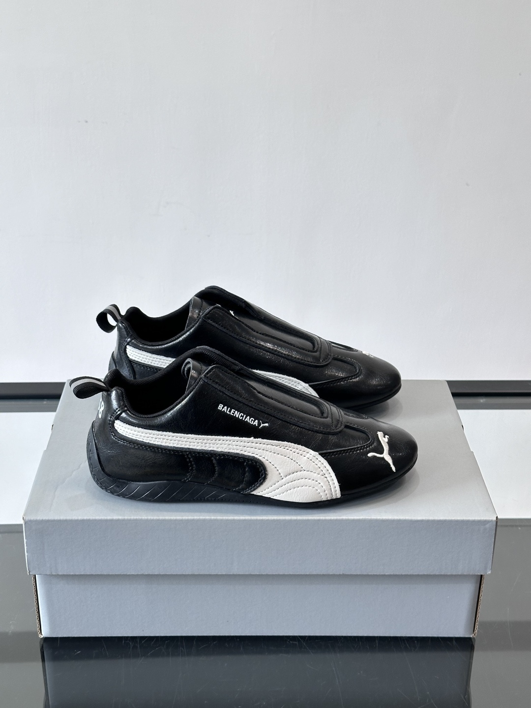 Balenciaga x PUMA🐎联名赛车鞋巴黎世家和PUMA联名的Speedcat赛车鞋，主打黑色白